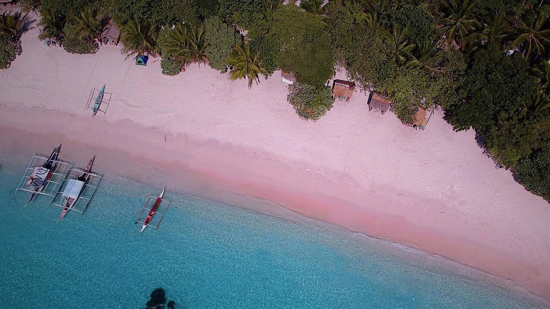 An aerial shot of the Silla Island, San Vicente Pink Beach in Northern Samar taken by Jet Santillan (@jetsantillan)